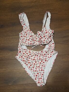 Exilaration Floral Cutout One-Piece Swimsuit in White and Red size Large